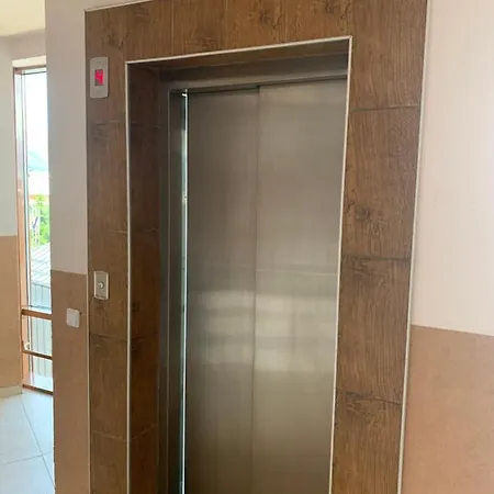 דירה To Door בנסקו